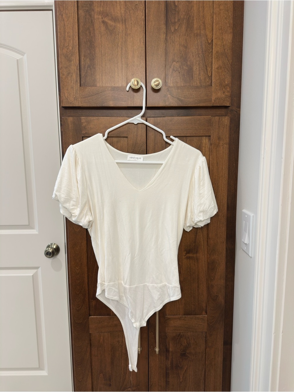 vestique Cream V-Neck Puff Sleeve Bodysuit